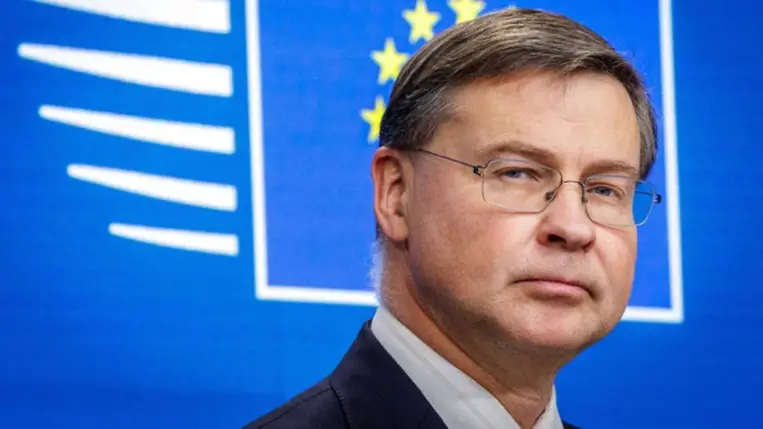 Valdis Dombrovskis, az Európai Bizottság gazdaságért és termelékenységért felelős tagja az EU-tagállamok pénzügyminiszteri tanácskozását követő sajtóértekezleten Brüsszelben 2025. december 12-én. MTI/EPA/Olivier Matthys