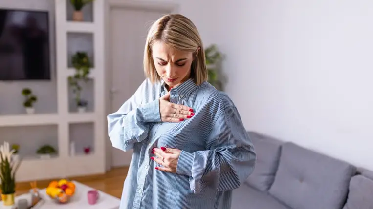 Mellfájdalom lelki okai: a stressz is állhat a háttérben