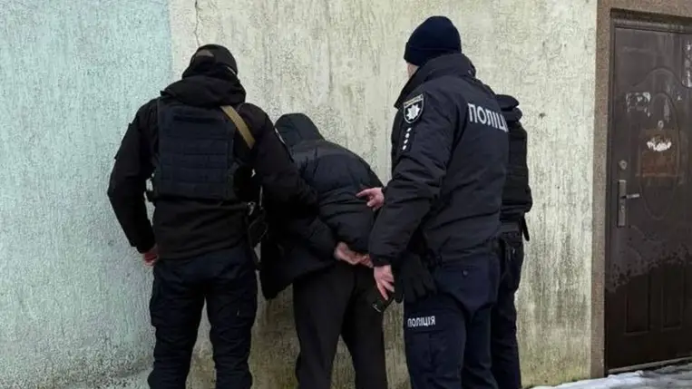  A hatóságok szerint házilag készített robbanószerkezeteket helyeztek el szeméttárolókban Lviv belvárosában. 25 sérült, egy halálos áldozat.. Fotó: Ukrán Nemzeti Rendőrség