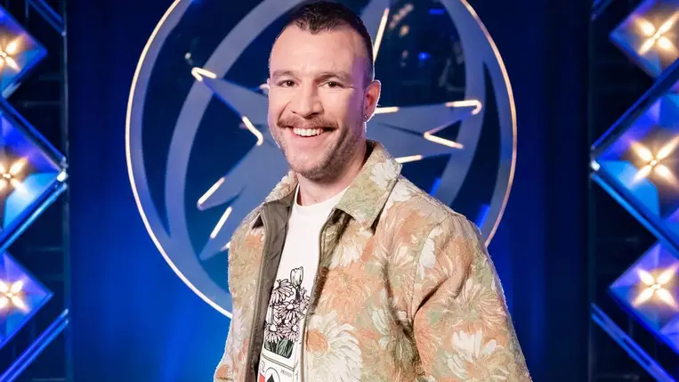 Titokban elvált Molnár Áron és 10 évvel idősebb felesége? A színész nem cáfolta a hírt