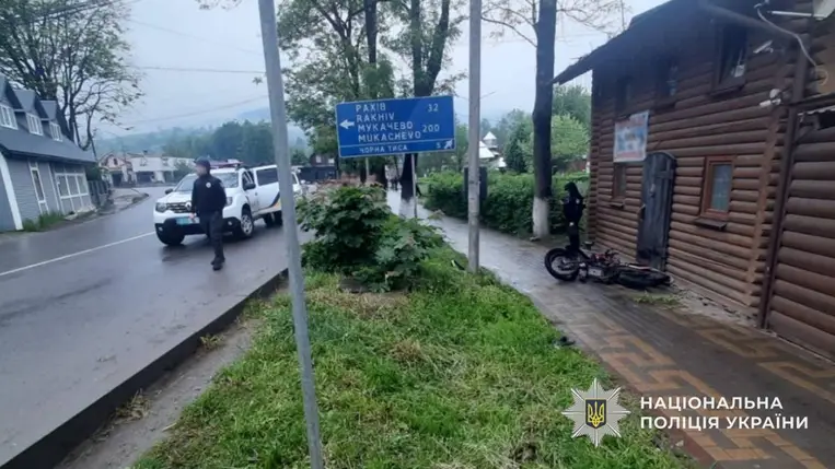 Ittas motoros csapódott közlekedési táblának, majd egy épületnek a Rahói járásban található Kőrösmezőn. Fotó: Ukrán Nemzeti Rendőrség