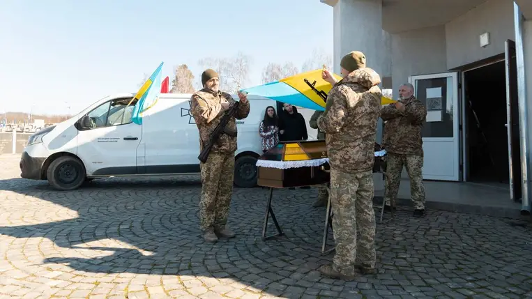 Munkácson végső búcsút vettek a háborúban elesett Ihor Pavlovtól. Fotó: Munkácsi Városi Tanács