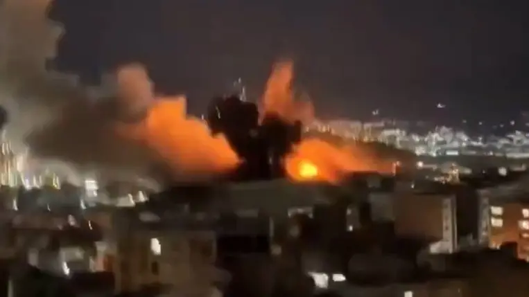 Egy iráni dróntámadás hatalmas tüzet okozott az Egyesült Arab Emírségek kikötővárosában, tűz ütött ki egy hajón a Hormuzi-szorosban. A kiemelt kép forrása: X.com