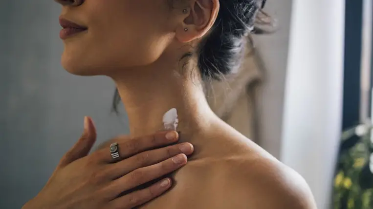 5+1 trükk, ami a nyakon levő vonalakat elhalványítja