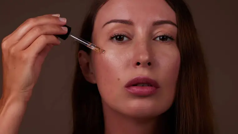 3 csepp ebből az olajból csodát tesz a bőrrel: ruganyosabb és puhább lesz tőle