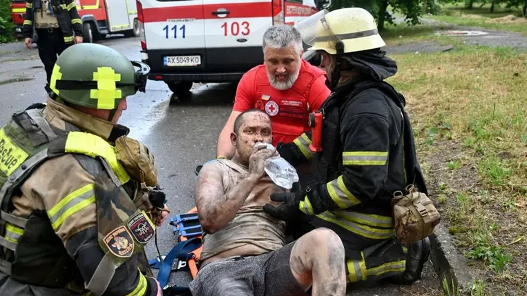 A harkivi orosz támadás egyik túlélője. Forrás: SERGEY BOBOK / AFP