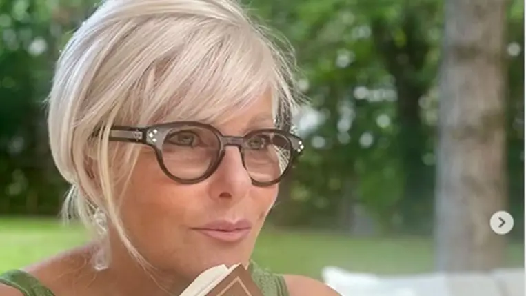 Pataki Ági ilyen álomotthonban él: csupa zöld veszi körbe a gyönyörű házat