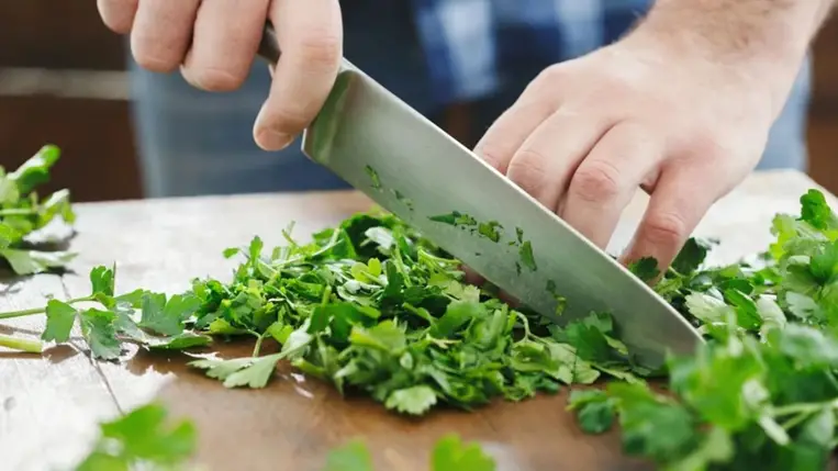 Nem hinnénk, de ezt teszi a petrezselyem a szervezetünkkel