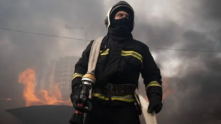 Munkában az ukrán katasztrófavédelem (DSZNSZ) munkatársai az orosz támadás után. Célkeresztben a kritikus infrastruktúra. Illusztráció. Fotó: facebook.com/DSNSKyiv