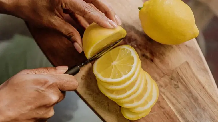 Puffadással küzdesz? Ez az ital segíthet – Csak citrom kell hozzá