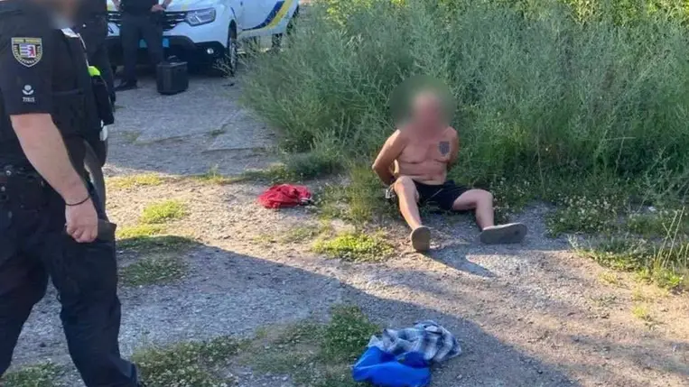Utcai rablás Kárpátalján: idős asszonyra támadt egy férfi Beregszentmiklóson (Csinagyijovo). Fotó: Ukrán Nemzeti Rendőrség)