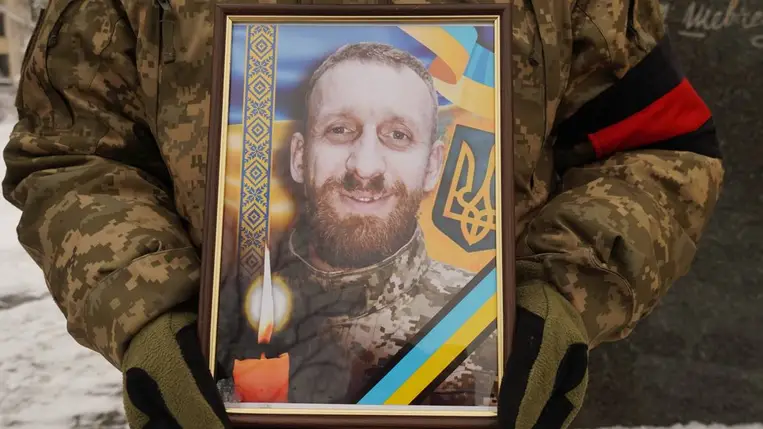 Ungváron végső búcsút vettek a háborúban elesett 32 éves Rajnis Mihajlo védőtől. Fotó: Ungvári Városi Tanács