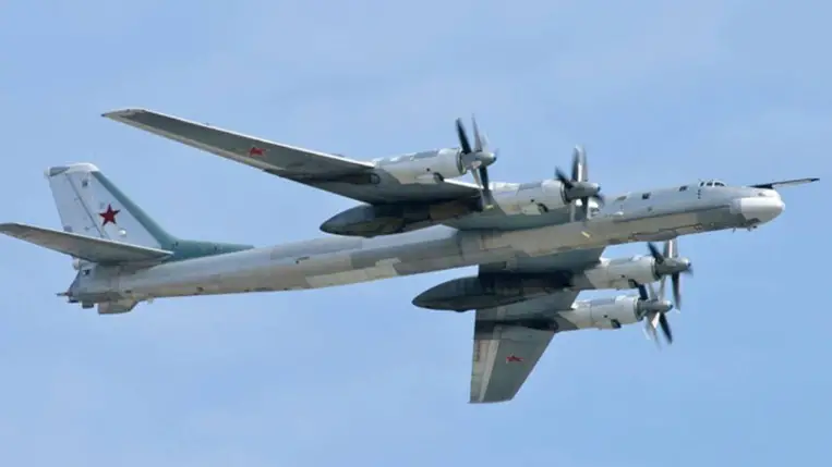  Egy Tu-95-ös gép repül Moszkva felett a 2008-as győzelem napi parádén. (Forrás: Wikipédia)