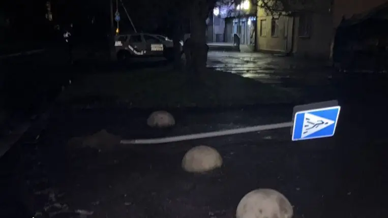 Részeg volt és elhajtott a helyszínről: női sofőr döntött ki egy közlekedési táblát Ungváron. Fotó: Kárpátaljai Járőrszolgálat