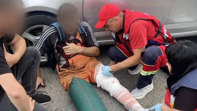 Autó és roller ütközött Huszton, a rolleres mindkét lábán sérülést szenvedett. Fotó: facebook.com/103zakarpat