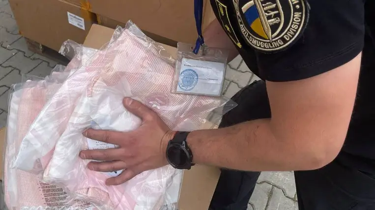 Több mint 5 millió hrivnya értékű Adidas-ruházatot foglaltak le a román határon. Fotó: Kárpátaljai Vámhivatal