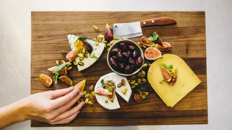 Félelmetes betegség ellen védhet a sajtevés