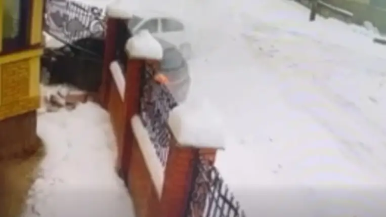 Kábítószer hatása alatt vezetett, majd balesetet okozott egy sofőr Munkácson. Fotó: Videórészlet