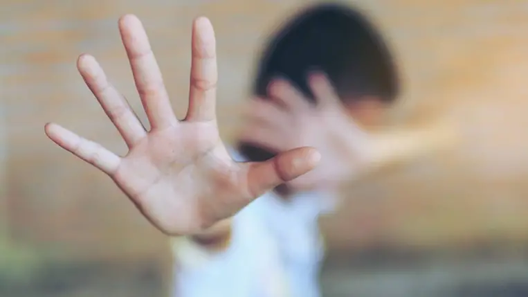 Hat ember ellen emelt vádat az ügyészség, akik gyermekotthonban élőket bántalmaztak. A kiemelt kép illusztráció. (Fotó: Shutterstock)