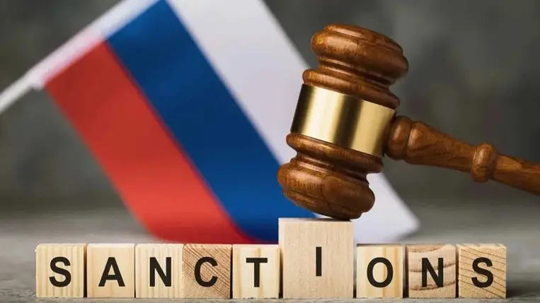 A Financial Times szerint az EU felülvizsgálhatja az Oroszország elleni szankciók rendszerét, és a jövőben kisebb tematikus csomagokat fogadhat el.