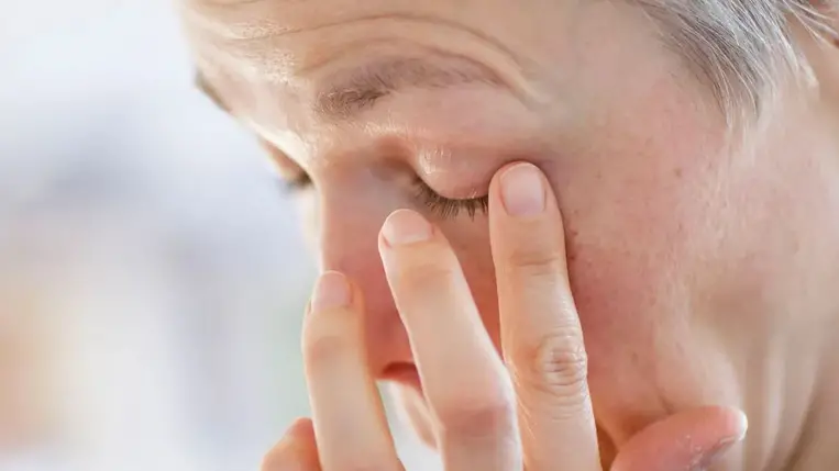 Valóban veszélytelen? Meglepő okai lehetnek a szemhéjrángásnak