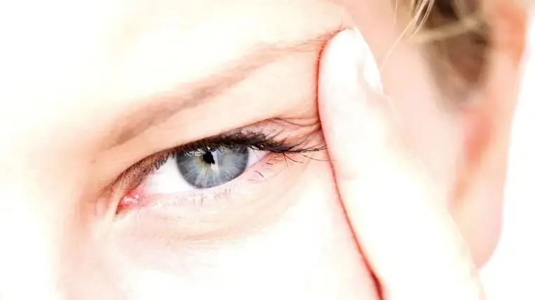 Rángatózó szemhéj: ártalmatlan jel vagy fontos figyelmeztetés?