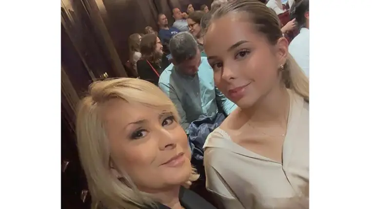 Szulák Andrea 18 éves lánya selyemszettben gyönyörű volt a színházban