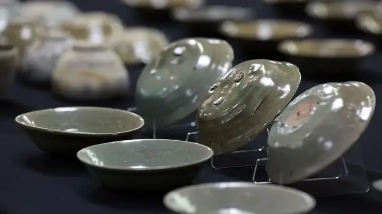 900 éves tálakat találtak Dél-Korea partjánál búvárok