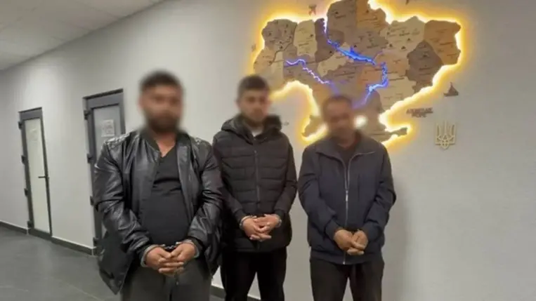 Az Ungvári járásban helyi férfiak támadtak a toborzóközpont katonáira Patakos falu közelében. A rendőrség több gyanúsítottat őrizetbe vett. Fotó: Kárpátaljai Rendőrség