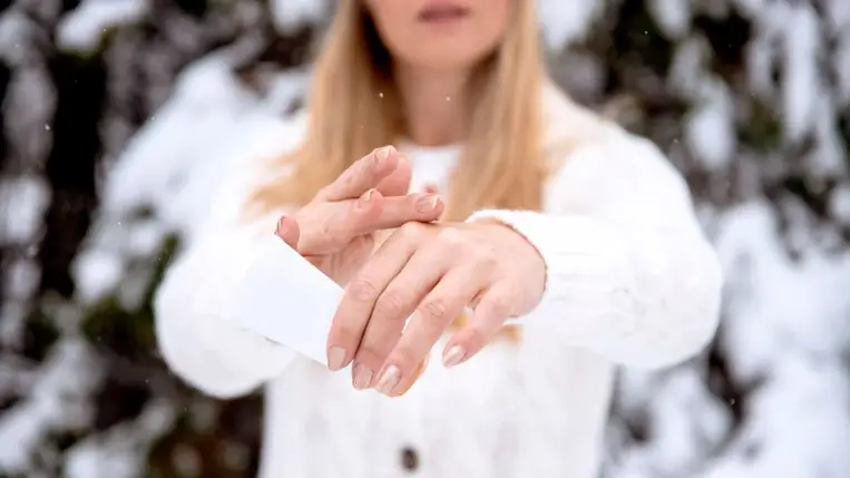 Száraz, töredezett, fénytelen? 5 házi praktika a téli bőr és haj ápolására