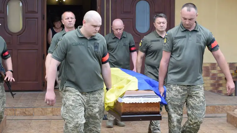 Végső búcsút vettek Beregszászon Copin Szerhij Jurijovics katonától, aki a Donyeck megyei harcok során vesztette életét. Fotó: Beregszászi Városi Tanács