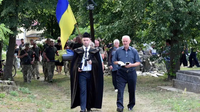 Hozzátartozói és bajtársai kísérték utolsó útjára Bíró Róbert katonát. Fotó: Beregszászi Városi Tanács
