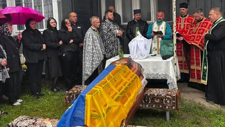 Végső búcsút vettek a háborúban meghalt Verbiscsuk Vaszil katonától Kőrösmezőn. Fotó: Jaszinyai kistérség