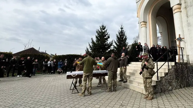 Végső búcsú Munkácson: eltemették Vaszilij Kapitánt. Fotó: Munkácsi Városi Tanács