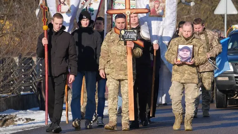 Kárpátalján végső búcsút vettek az elesett védőtől, Jurij Buncsától. Fotó: Ökormezői (Mizshirja) kistérség