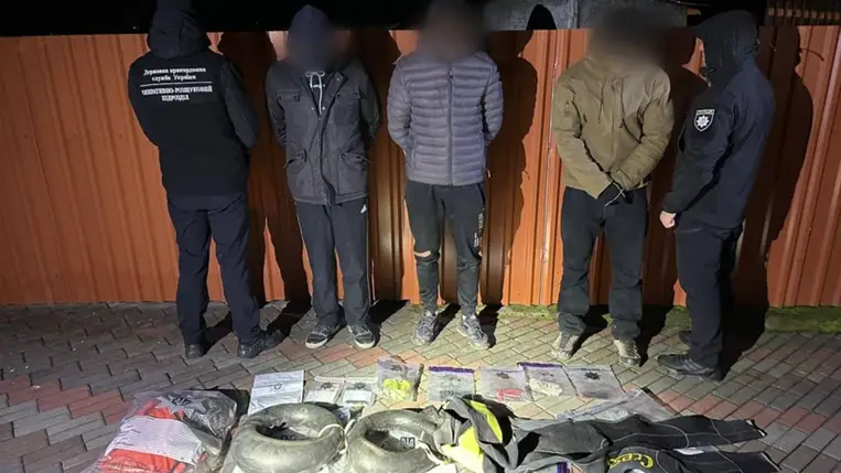 Illegális határátlépés a Tiszán: két férfit és kisérőjüket fogták el Kárpátalján. Fotó: Ukrán Állami Határőrszolgálat (DPSZU)