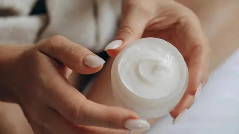 Ez a 6 egyszerű lépés képes erősíteni a törékeny körmöket