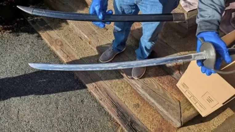 Egy rendfenntartó tiszt kezében látható az egyik olyan fegyver, amelyet a hatóságok Andrew Emerald szerdai letartóztatása után foglaltak le Great Barringtonban, Massachusettsben. Forrás: Massachusetts Állam Ügyészsége.