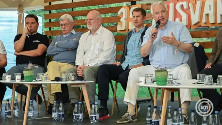 Tusnádfürdő, 2026. július 24. Semjén Zsolt, a Kereszténydemokrata Néppárt elnöke (j) a Merre vigyük végzetünk? című nemzetpolitikai kerekasztal panelbeszélgetésen a 35. Bálványosi Nyári Szabadegyetem és Diáktáborban (Tusványos) az erdélyi Tusnádfürdőn 2026. július 24-én. Mellette Gubík László, a szlovákiai Magyar Szövetség elnöke, Bihari Szabolcs Zoltán, a Nyugat-Európai Országos Magyar Szervezetek Szövetségének elnöke, Zakariás Zoltán, az Erdélyi Magyar Szövetség elnöke és Pásztor Bálint, a Vajdasági Magya