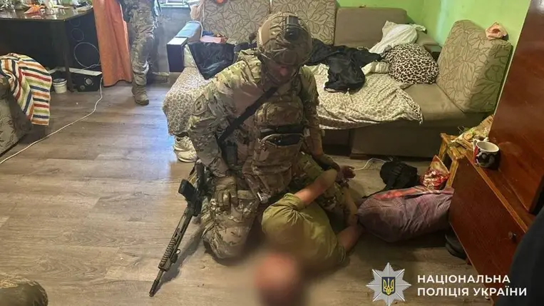 Különleges rendőri akció során mentette ki a KORD egy ungvári házból a fogva tartott anyát és ötéves gyermekét. A fegyveres férfit őrizetbe vették. Fotó: Ukrán Nemzeti Rendőrség