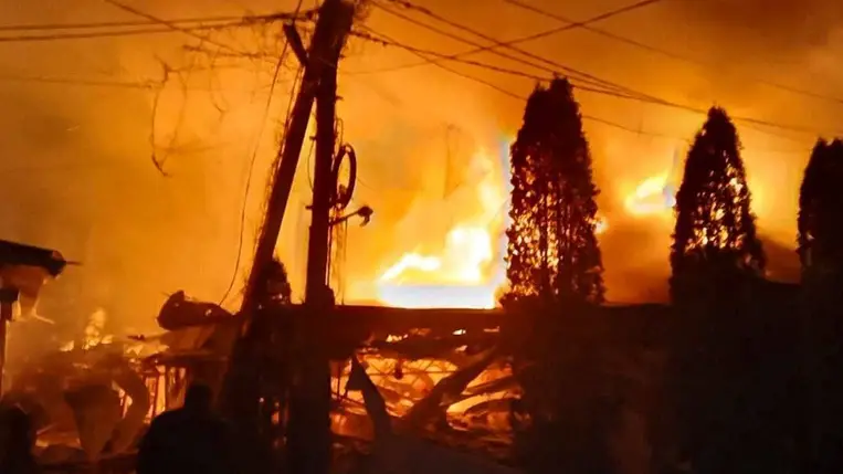 Szállodaépület lángol a dél-ukrajnai Herszon megye orosz fennhatóság alá vont részén. (Fotó: MTI/EPA/Herszoni kormányzó sajtóhivatala)