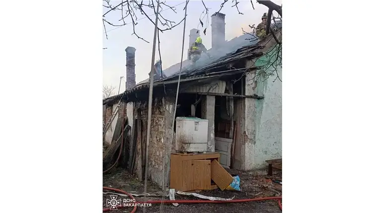 Tűz ütött ki egy családi házban Beregszászon – a tűzoltók megfékezték a lángokat. Fotó: DSZNSZ