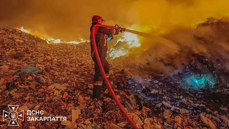 Beregszászi hulladéklerakó: 37 ember dolgozik a tűz megfékezésén. Fotó: DSZNSZ