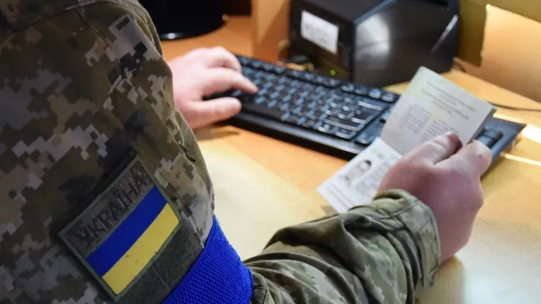 Okmányellenőrzés az ukrán-magyar határon. Fotó: DPSZU