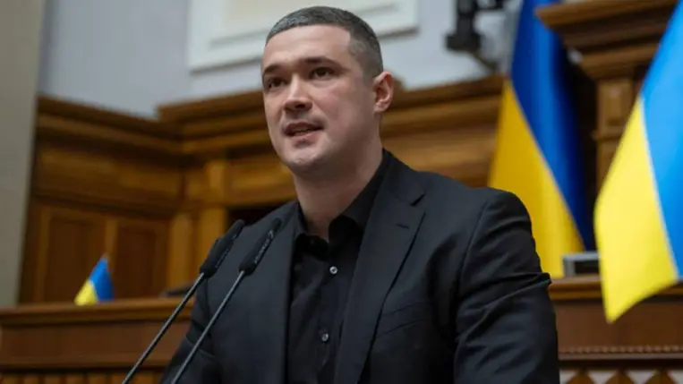 Mihajlo Fedorov beszédet mond a parlament ülésén Kijevben 2026. január 14-én.  (Fotó: MTI/EPA/Andrij Neszterenko)