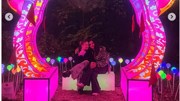 Varga Izabella 20 éves lánya kész nő: Annával a Margit-szigeten pózoltak