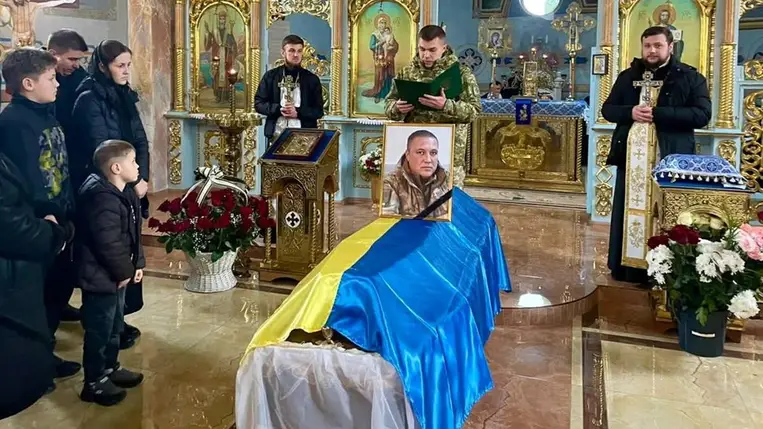 Kárpátalján végső búcsút vettek a 33 éves Vaszil Mikes határőrtől. Fotó: Ukrán Állami Határőrszolgálat (DPSZU)