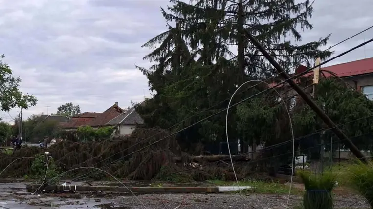 A Beregszászi kistérség hét településén nincs áram a vihar után. A károsult háztartások egyszeri 3000 hrivnyás támogatást kaphatnak.