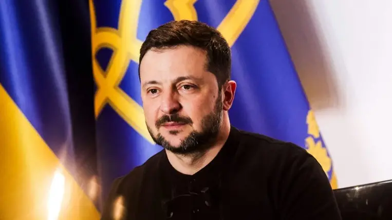 Volodimir Zelenszkij ukrán elnök újságírók kérdéseire válaszol a francia közszolgálati televízió párizsi stúdiójában 2025. március 27-én (Fotó: MTI/EPA/Teresa Suárez)