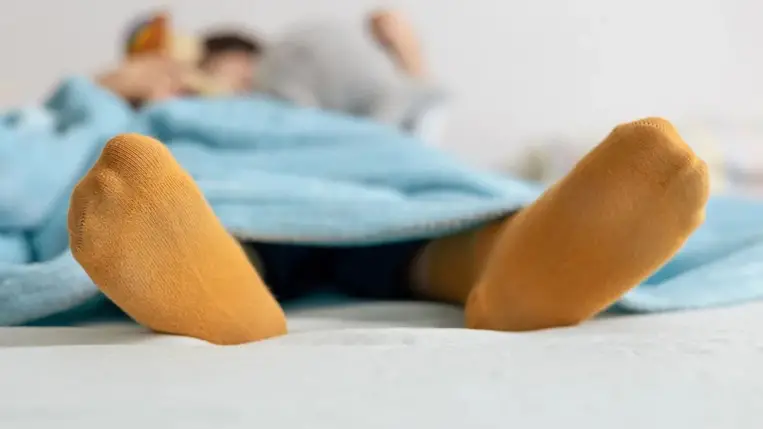 Ezért káros, ha éjszaka is zoknit viselsz – ez az apró szokás meglepően sokat számít